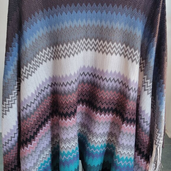 Le Moda Women's Zig Geometric Fringe Multi-colored Poncho (Size: One Size) - Picture 3 of 12